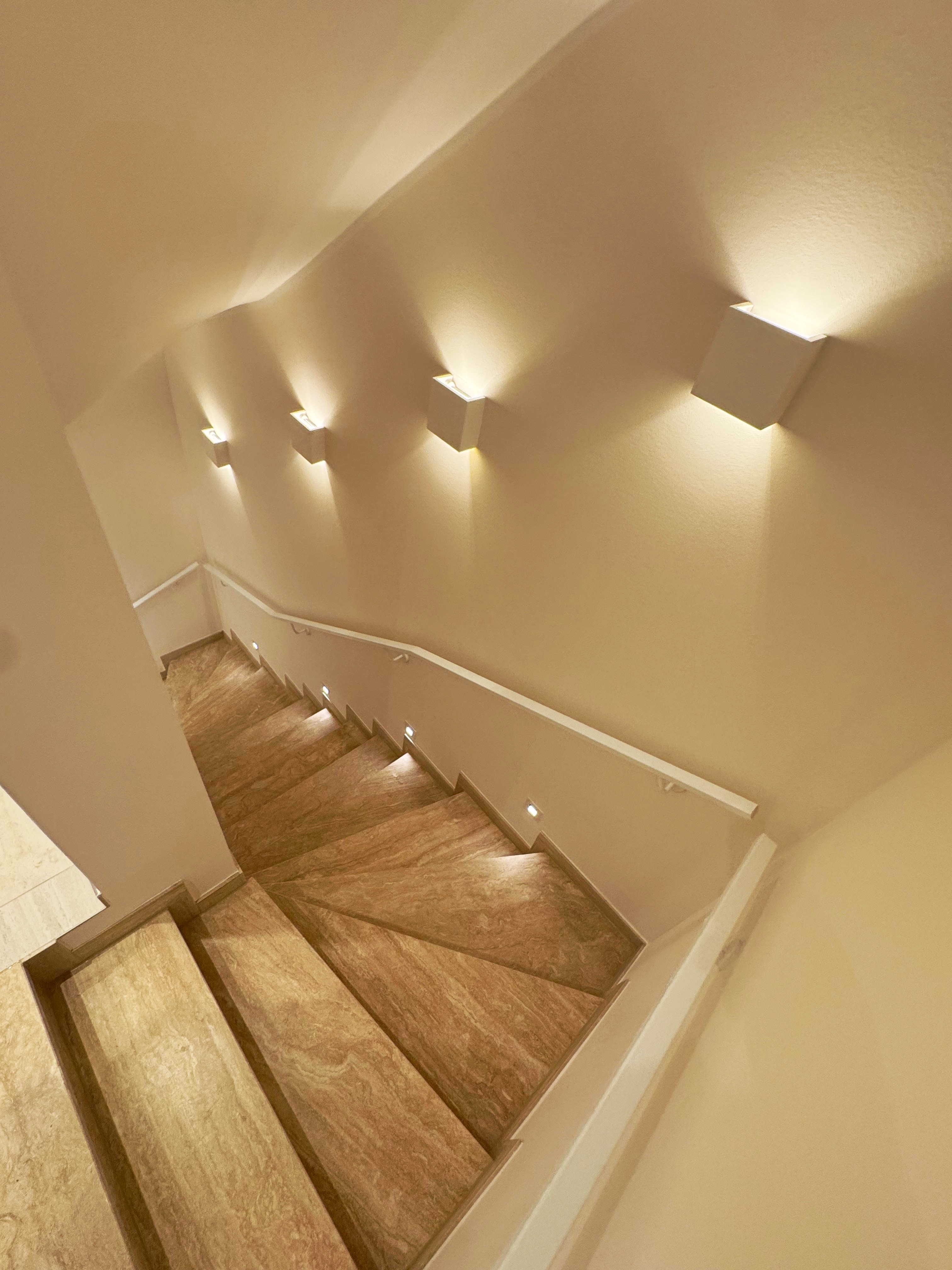 MEGRAUM DESIGN - Treppenhaus mit eleganter Beleuchtung